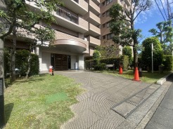 マンション入り口です。段差の少ないフラットなタイプです。