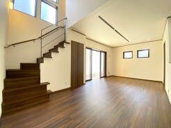 南鳩ケ谷駅から徒歩13分ほどの位置にある、オール電化の物件です。昨年末にリフォーム終了しており、吹き抜けのある解放感に溢れた物件を是非、ご確認ください。