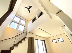 吹き抜けのある解放感あふれた気持ちのいいリビング。