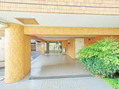 管理人さんがメンテナンスしてくれるエントランス。
