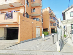 エントランス前は車通りも少な目です。