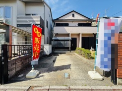 マイカースペースを１台分確保。現地で車幅と共にご確認ください。
