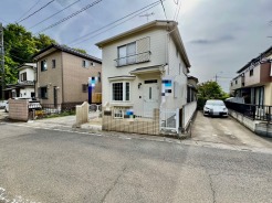車通りの少ない閑静な住宅地、のびのびした子育てに適します。
