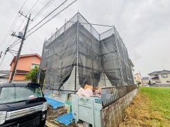 車通りの少ない閑静な住宅地、のびのびした子育てに適します。
