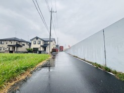 前面道路は歩道も整備され、小さなお子様にも安心です。
