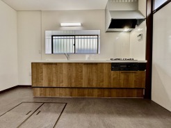 人造大理石トップボードと防汚ウォールで、 お手入れがラクなキッチン。
