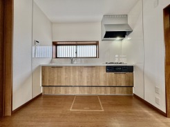 人造大理石トップボードと防汚ウォールで、 お手入れがラクなキッチン。
