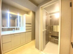 マンションならではの広く、鏡の大きな洗面化粧台。奥に洗濯機置き場がありますので、広々と使えます。
