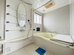 一日の疲れを癒す浴室は、広々１坪以上。
