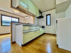 手を伸ばせばそこに収納が。安定した使用感の吊戸棚つきのキッチン空間。
