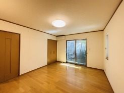 大きめのベッドを置いても、まだゆとりが持てる大きさ。１０帖の主寝室。
