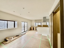 リフォーム工事中。家族が自然に集りそうな広さが魅力のＬＤＫ。
