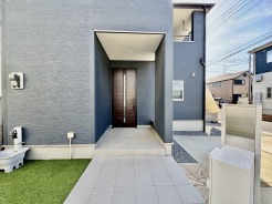 ポーチのついた物件。玄関の印象はいかがでしょうか？入口からご覧ください。
