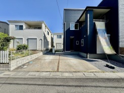 並列２台駐車可能な、ゆとりのカースペースがここに。
