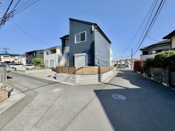 風通し・日当たりに優れる角地。開放感をお楽しみください。
