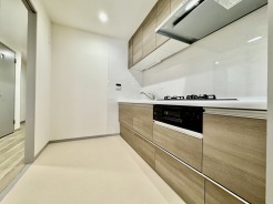 人造大理石トップボードと防汚ウォールで、 お手入れがラクなキッチン。
