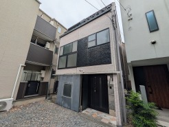 幹線道路から１本入った現地は、想像以上に静かに感じられます。
