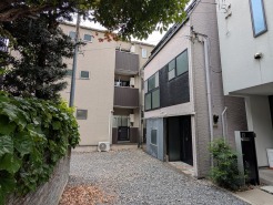 幅員の狭い道ですが、車通りの少ない住宅街に立地してます。
