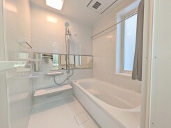 浴室は湿気がたまりやすく、換気扇だけでは心配。。。窓をあければお風呂がカラっと乾きます。
