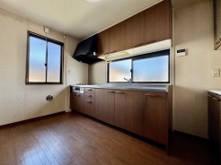 リフォーム工事前。手を伸ばせばそこに収納が。安定した使用感の吊戸棚つきのキッチン空間。
