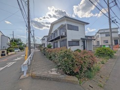 角地につき、開放感に恵まれる住居がここに。
