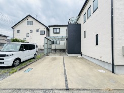 駐車場は停めやすい広さで３台可。