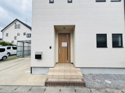 小スペースですが、ポーチ付き。
