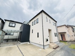 幹線道路から１本入った現地は、想像以上に静かに感じられます。
