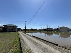 車通りの少ない閑静な住宅地、のびのびした子育てに適します。
