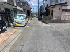 幹線道路から１本入った現地は、想像以上に静かに感じられます。
