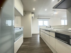 キッチン裏の空間もしっかり確保。カップボードも大きなものを置けそうです。
