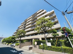 タイル張りの荘厳な外観は、マンションならでは。
