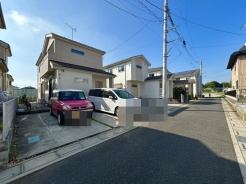 車通りの少ない閑静な住宅地、のびのびした子育てに適します。

