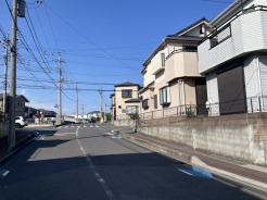 前面道路は歩道も整備され、小さなお子様にも安心です。
