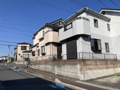 一段高くなっており、視線も気になりません。
