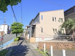 青空に映えるすっきりとした外観が、心地よい日常の風景を演出する住まいです

