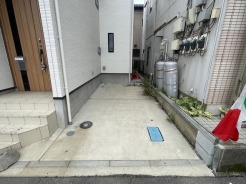 マイカースペースを確保。現地で車幅と共にご確認ください。
