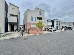 駐車が苦手な方にも嬉しい、前面８ｍ道路に面した住まい。
