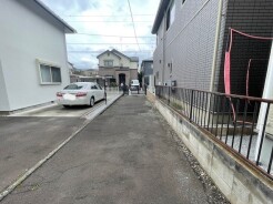 縦列で３台駐車可能。多めの駐車スペースを確保。

