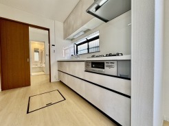 手を伸ばせばそこに収納が。安定した使用感の吊戸棚つきのキッチン空間。
