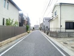 駐車が苦手な方にも嬉しい道路に面した住まい。