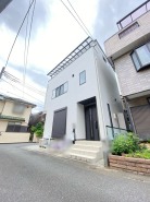 住民の方が主に利用する交通量少なめの道路に面してます。
