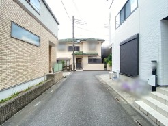 幅員の狭い道ですが、車通りの少ない住宅街に立地してます。
