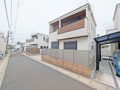 幅員の狭い道ですが、車通りの少ない住宅街に立地してます。
