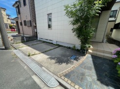 マイカースペースを確保。現地で車幅と共にご確認ください。