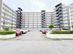 車通りの少ない閑静な住宅地、のびのびした子育てに適します。
