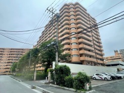 大宮駅徒歩14分の近さ。通勤通学に便利で、駅周辺の生活施設も利用しやすい。
