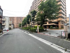 前面道路は歩道も整備され、小さなお子様にも安心です。
