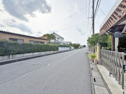 前面道路は歩道も整備され、小さなお子様にも安心です。