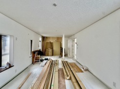 リフォーム工事中。家族が自然に集りそうな広さが魅力のＬＤＫ。
